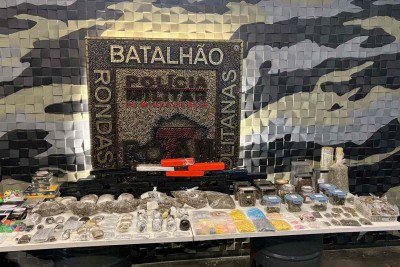 Polícia Militar apreende grande quantidade de drogas 'gourmet' no Aglomerado do Morro das Pedras, em BH -  (crédito: PMMG/Divulgação)