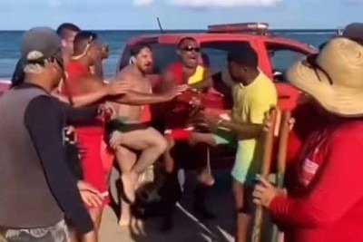 Desentendimento por preços entre turistas e barraqueiros de praia acabou em confusão em Porto de Galinhas (PE) -  (crédito: Frame de vídeo/Dailymotion)