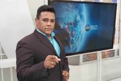 Caio Álex foi o primeiro jornalista negro a apresentar o telejornal do SBT Rio -  (crédito: SBT/Alterosa )
