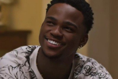 O ator Faíska Alve’s, que interpreta o jovem Jeff na novela Dona de Mim, precisou se afastar temporariamente das gravações por questões de saúde. Para evitar atrasos na reta final da trama, a produção recorreu a uma solução inusitada. -  (crédito: Reprodução/Globo)