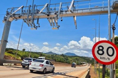 P&oacute;rtico do ped&aacute;gio de Caet&eacute; da BR-381, trecho entre BH e Governador Valadares, que tem o valor de R$ 15,50 para carros de passeio -  (crédito: Jair Amaral/EM/D.A Press)