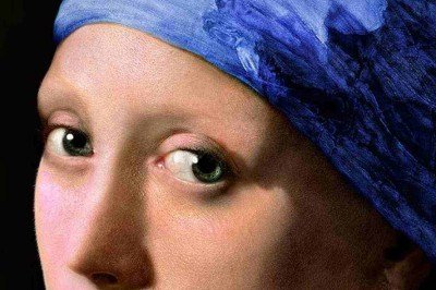 A tela 'Moça com Brinco de Pérola', criada pelo genial Johannes Vermeer no século 17, é uma das obras mais icônicas da história da arte. Com seu fascínio perdurando ao longo dos séculos, estudos recentes revelaram não apenas sua beleza, mas também os mecanismos neurológicos que a tornam tão cativante para os visitantes que chegam diante dela.  -  (crédito: Koorosh Orooj/Wikimedia Commons)