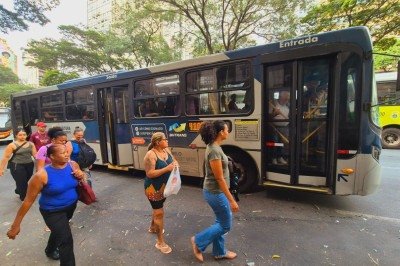 Passageiros repercutem aumento da passagem de ônibus na capital mineira -  (crédito: Jair Amaral/EM/D.A.Press)