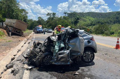 Com a batida, o carro acabou deformado e a vítima encarcerada -  (crédito: CBMMG)