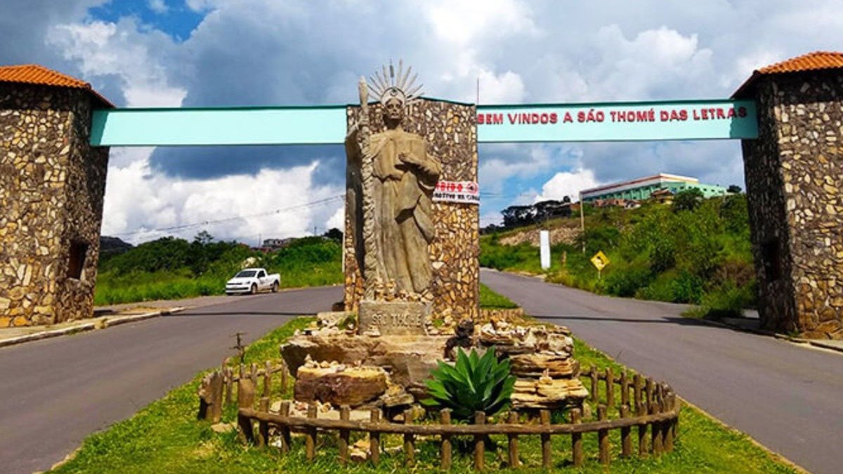 A entrada de S&atilde;o Thom&eacute; das Letras convida os visitantes &agrave; sua atmosfera m&iacute;stica e a desfrutar da beleza da serra mineira. -  (crédito: Divulgacao )