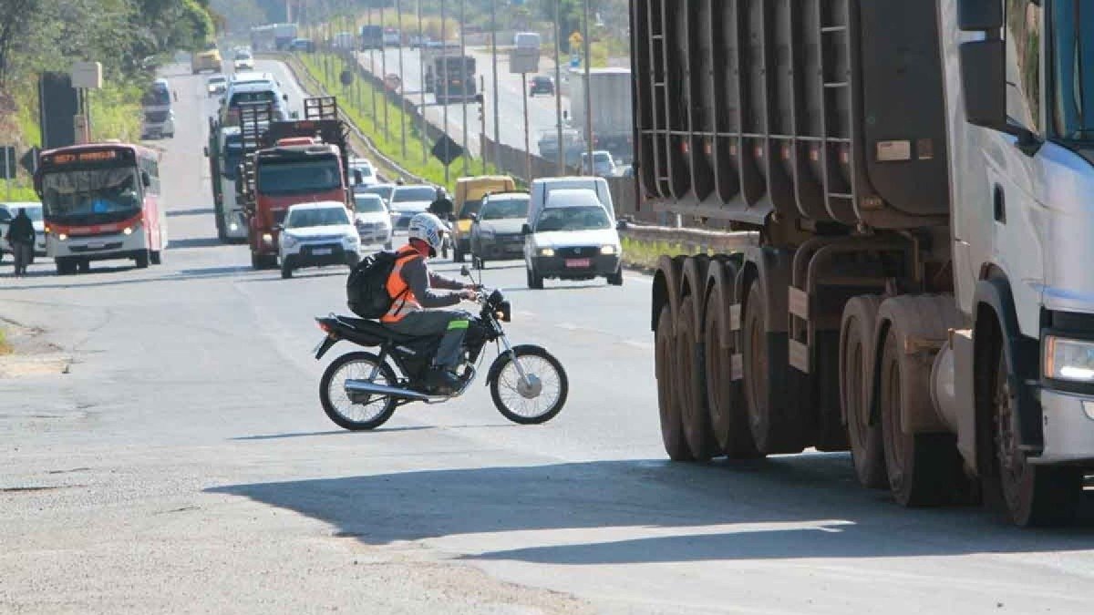 Em vias movimentadas, a tecnologia embarcada e a aten&ccedil;&atilde;o do motorista s&atilde;o cruciais para a preven&ccedil;&atilde;o de acidentes e a seguran&ccedil;a no tr&acirc;nsito -  (crédito: Ed&eacute;sio Ferreira/EM/D.A Press)