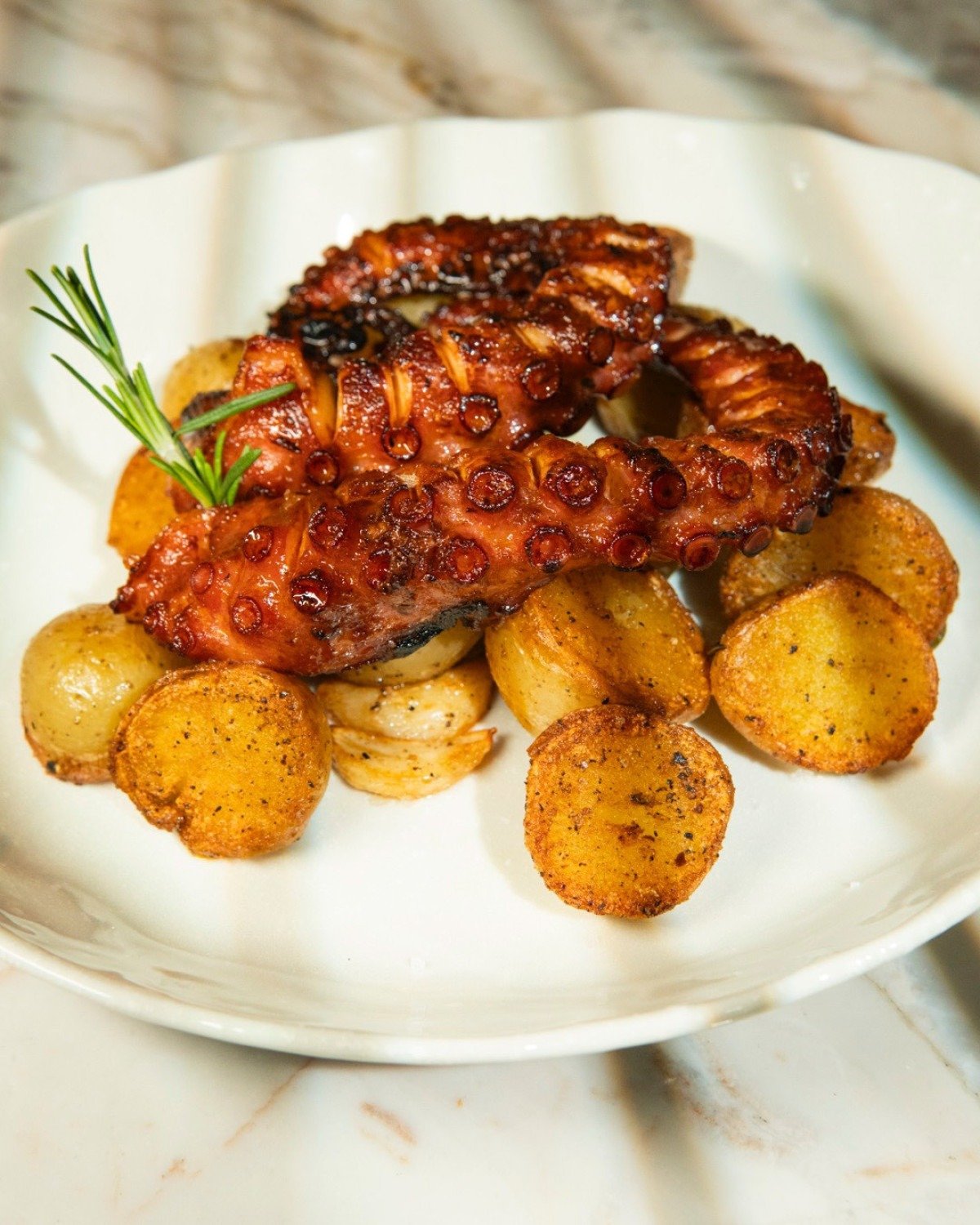Polvo grelhado na brasa com batatas e vinagrete de p&aacute;prica picante do Parallel