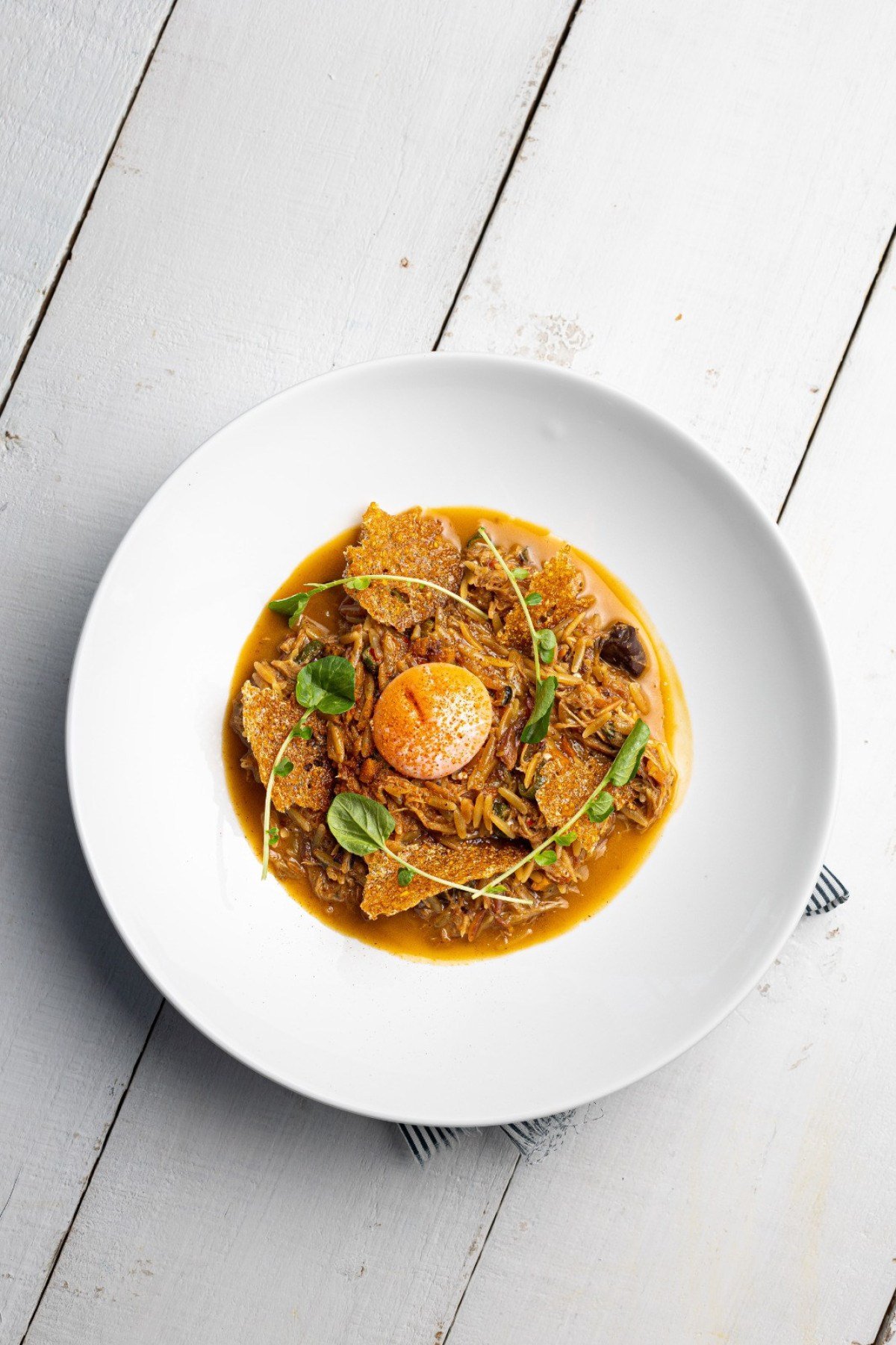 Galinhada Mentirosa &eacute; um prato do Birosca feito com risoni, galinha caipira, quiabo, cora&ccedil;&atilde;ozinho e ab&oacute;bora