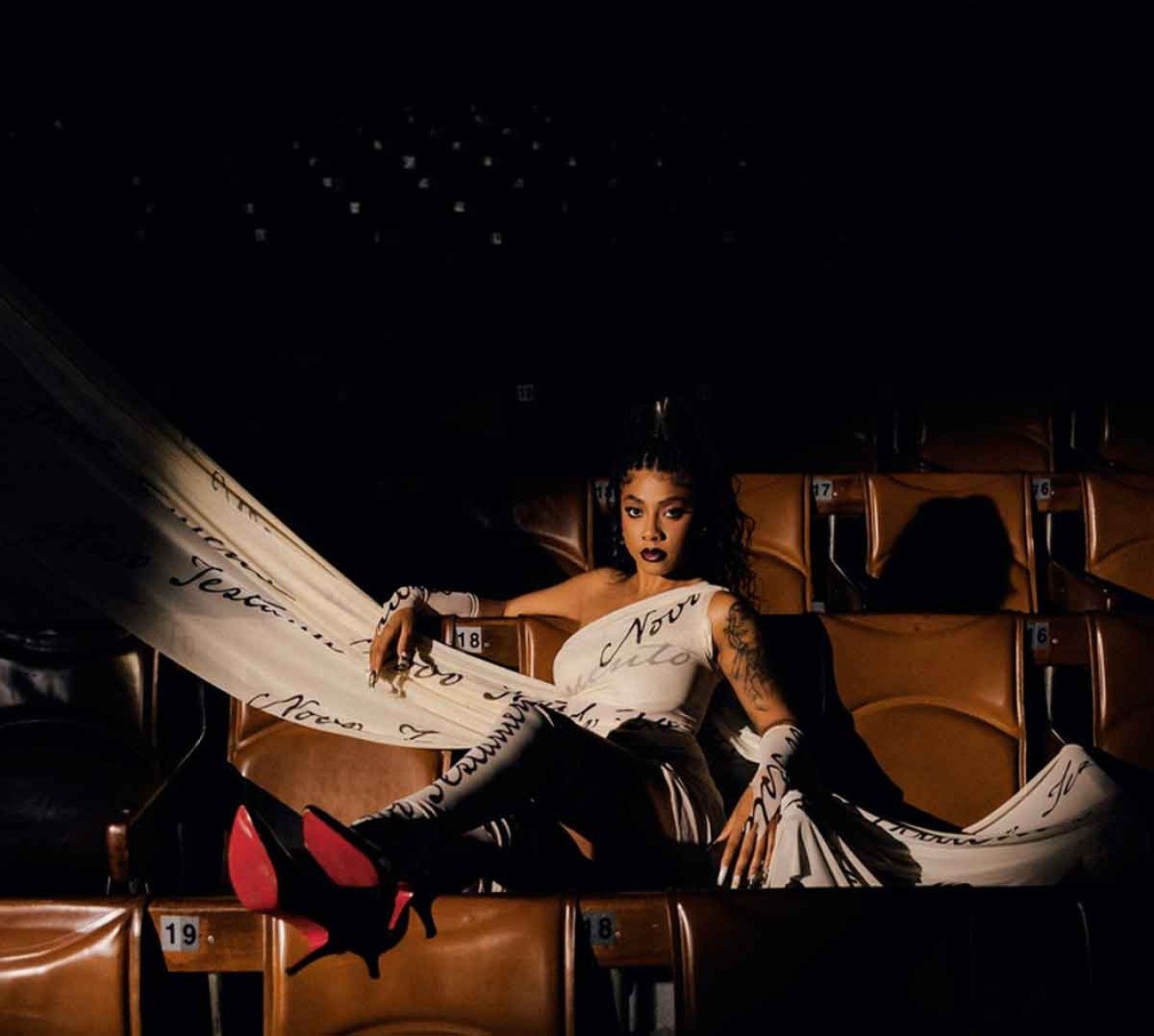 Ajuliacosta, jovem destaque do rap nacional, vai cantar no Festival Sarar&aacute;, em 23 de maio