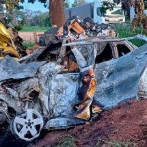 MG: colisão com cegonheira mata casal e duas crianças após carro pegar fogo - Redes Sociais/Reprodução