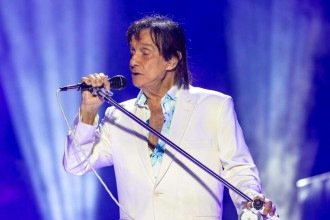 Roberto Carlos se irrita com bate-papo durante seu show e vídeo viraliza