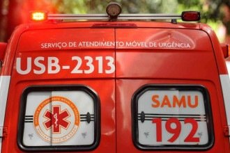 BR-116: motociclista bate em carro, cai na pista e é atropelada por carreta