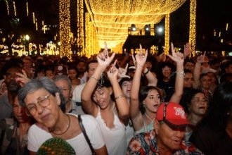 Milhares vão à Praça da Liberdade na expectativa do Ano Novo