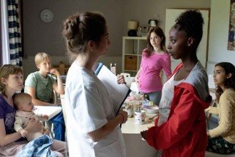 Novo filme dos irmãos Dardenne aborda com delicadeza a maternidade precoce