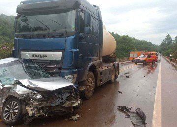 Batida entre carreta e três carros interdita rodovia e deixa dois feridos graves na BR-356 -  (crédito: Corpo de Bombeiro/Reprodução)