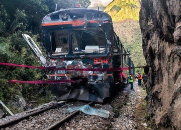 Uma das duas composições ferroviárias envolvidas em uma colisão frontal entre Machu Picchu e Ollantaytambo, no Peru, em 30 de dezembro de 2025 -  (crédito: Foto por CAROLINA PAUCAR / AFP)