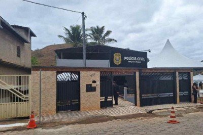 Irmãos estão presos na Delegacia de Polícia Civil de Mesquita -  (crédito: PCMG)