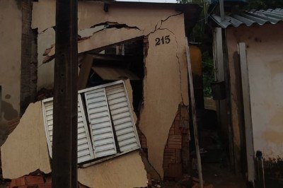 No momento do desabamento, quatro pessoas estavam no im&oacute;vel, mas todas conseguiram sair sem ferimentos -  (crédito: CBMMG/Divulga&ccedil;&atilde;o)