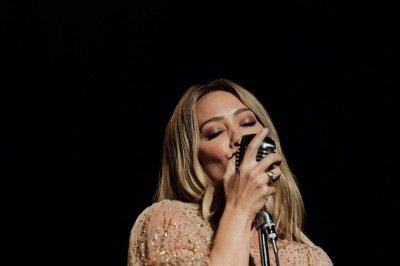 Hilary Duff está de volta ao cenário musical após mais de uma década de hiato. O novo álbum da cantora, intitulado “Luck... Or Something”, tem lançamento previsto para 20 de fevereiro de 2026. Como prévia, o single “Mature”, acompanhado de videoclipe, foi divulgado em 6 de novembro de 2025. O trabalho marca o primeiro álbum de estúdio de Duff desde 2015.
 -  (crédito: Reprodução Instagram /@hilaryduff)