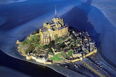 Monte Saint-Michel é um dos lugares mais mágicos da França. Localizado na Normandia, esse vilarejo medieval se transforma em uma ilha cercada pelo mar durante a maré alta, criando um espetáculo natural e arquitetônico único. Visitar esse lugar é como entrar em um conto de fadas onde a pedra e a água dançam juntas ao ritmo das marés. -  (crédito: reprodução/ tripadviser)