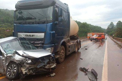 Batida entre carreta e três carros interdita rodovia e deixa dois feridos graves na BR-356 -  (crédito: Corpo de Bombeiro/Reprodução)