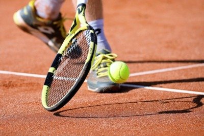 Na Inglaterra do século XIX, os praticantes do esporte tênis de grama passaram a usar esses sapatos com sola de borracha, que se tornaram conhecidos como 'tênis shoes'. Em português, o termo foi encurtado para 'tênis' e passou a designar qualquer calçado esportivo. -  (crédito: Pixabay)