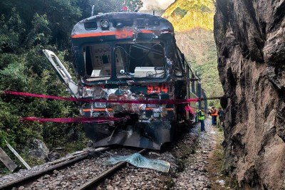 Uma das duas composições ferroviárias envolvidas em uma colisão frontal entre Machu Picchu e Ollantaytambo, no Peru, em 30 de dezembro de 2025 -  (crédito: Foto por CAROLINA PAUCAR / AFP)