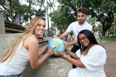 Júlia Macêdo Teixeira (E), recém-formada em odontologia, Roany Silva Domingos, futura enfermeira, e Otávio Henrique Lara Viana, 
que vai se formar em educação física: um mundo de possibilidades na carreira, com a determinação de fazer a diferença em suas áreas -  (crédito: Marcos Vieira /EM/D.A Press)