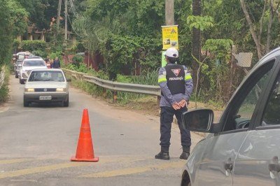Fiscais do DER ordenam o trânsito na Serra do Cipó, após o 'nó' de excesso de veículos no final de semana -  (crédito: Kilder Costa/Divulgação)