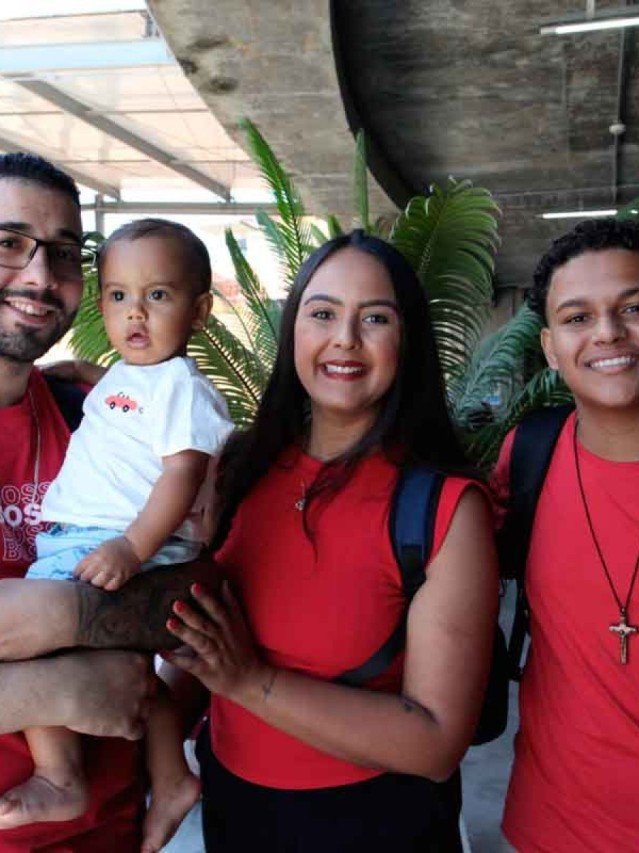 Cayo Luiz Barros com o filho Jos&eacute; e a mulher Jennifer Ariene Rodrigues, tamb&eacute;m m&atilde;e de Bernardo: planos e projetos para o novo ano incluem um pa&iacute;s com responsabilidade e justi&ccedil;a social