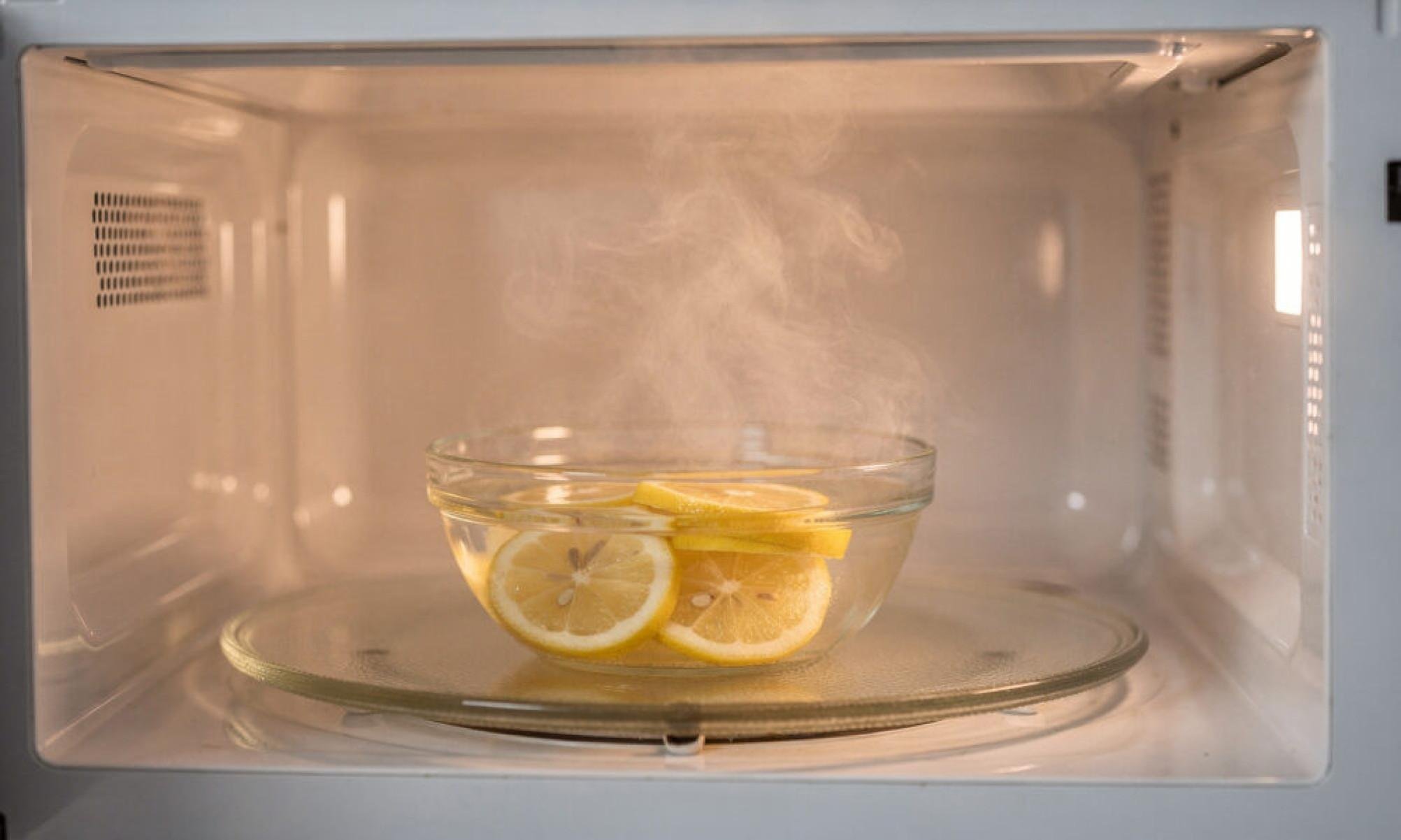 O jeito mais fácil de limpar micro-ondas que remove até a sujeira mais antiga e pesada - Tupi