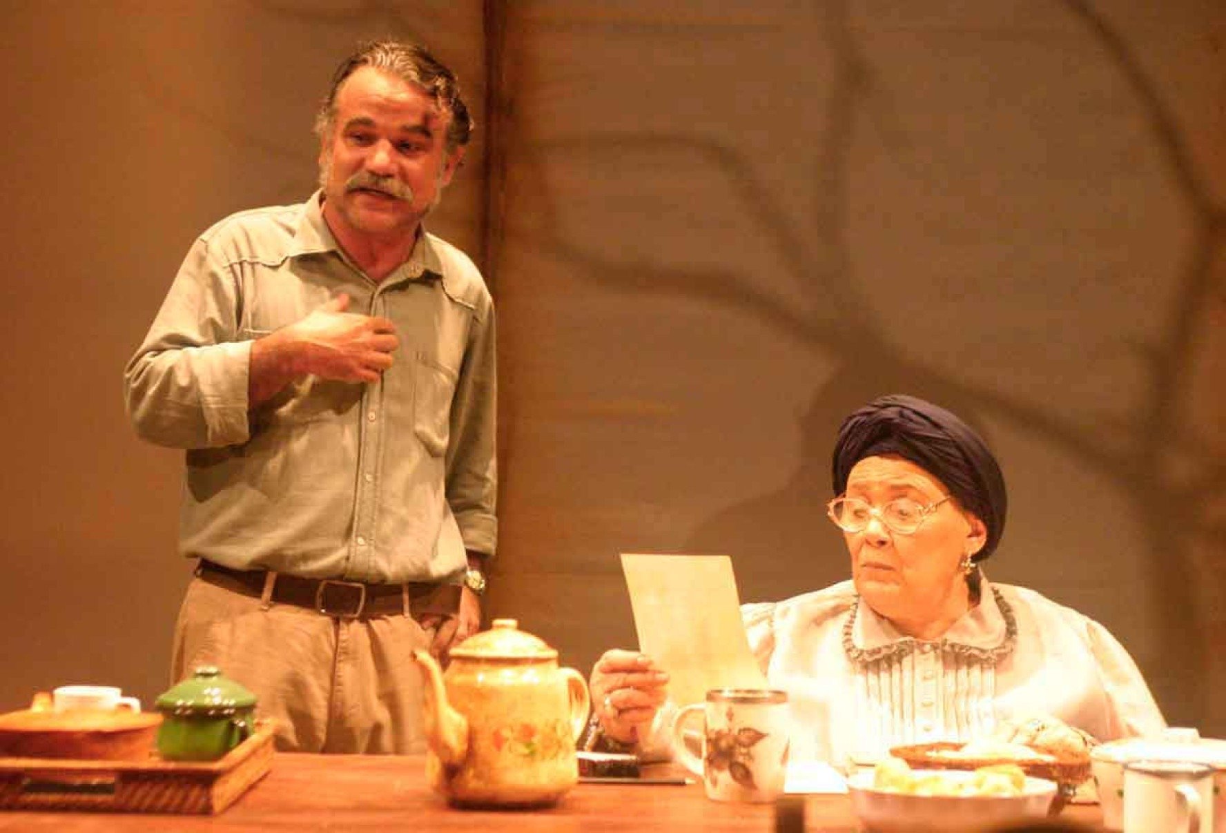 Eduardo Moreira e Teuda Bara em "Tio V&acirc;nia". Nesta pe&ccedil;a, atriz interpretou personagem rara em sua carreira: a hostil e antip&aacute;tica Maria Vassiliev