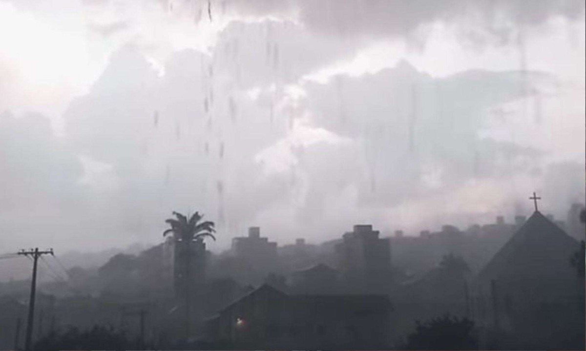 Ventania e nuvens pesadas no céu assustaram moradores do Barreiro nesta quinta-feira (1º/1) -  (crédito: Reprodução/Redes sociais)
