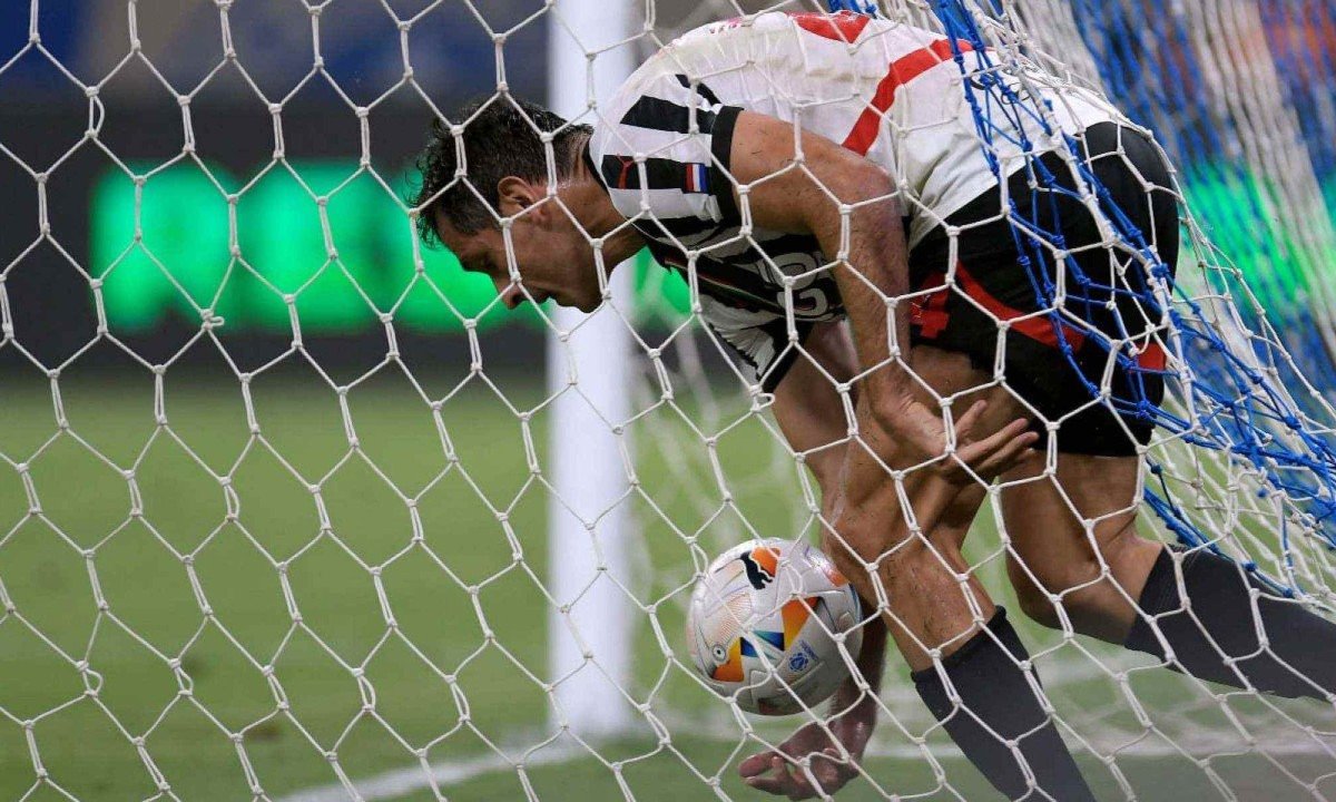 Aos 44 anos, lenda da seleção e multicampeão na Europa é anunciado por clube do Paraguai -  (crédito: No Ataque Internacional)