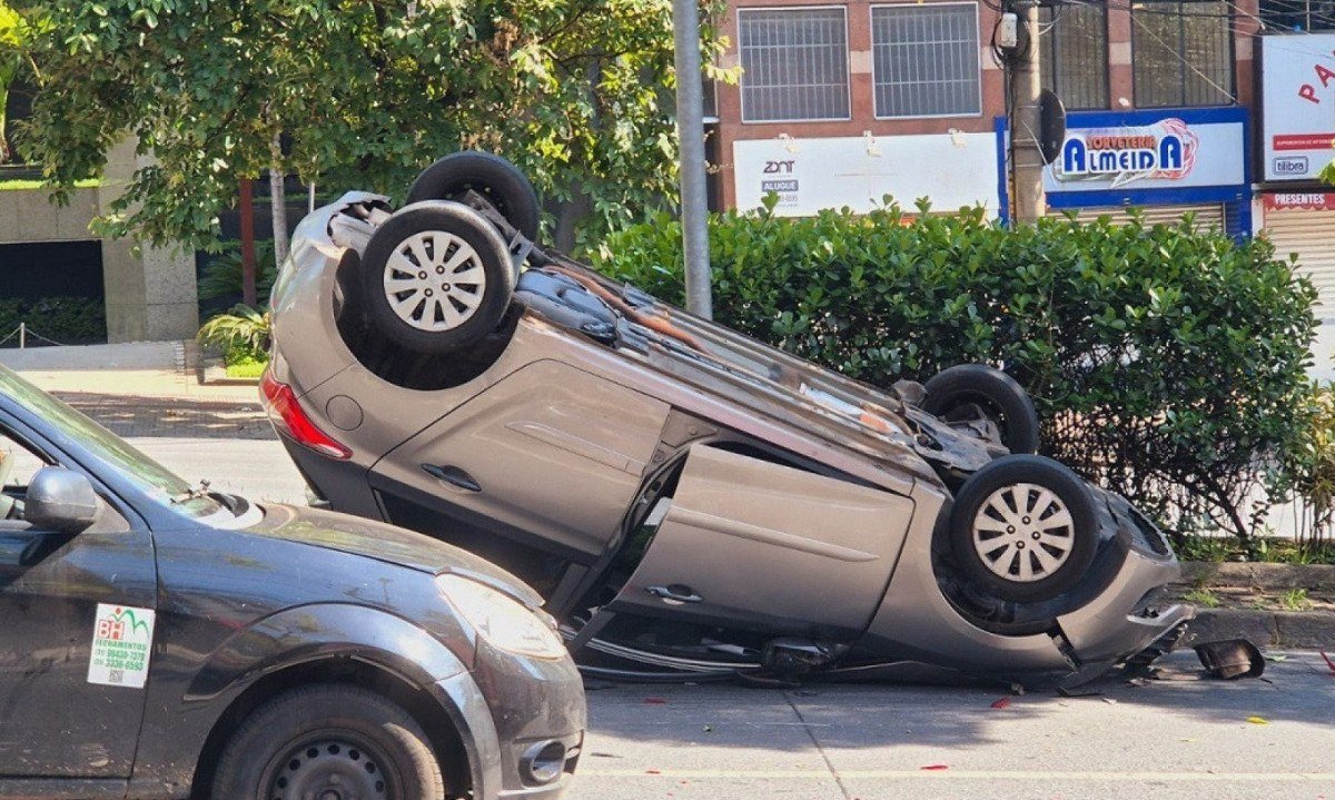 Gol bateu na traseira de um HB20 e capotou, batendo, em seguida, num poste de radar -  (crédito: Jair Amaral/WEM/D. A. Press)