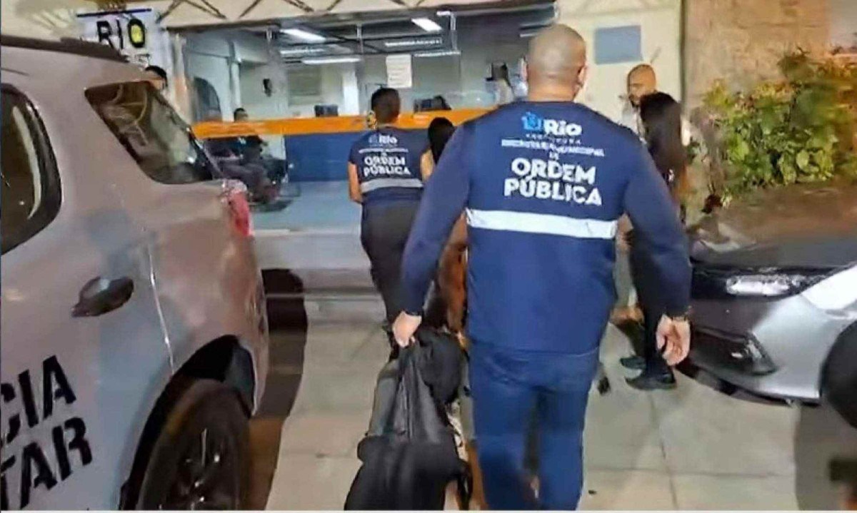 Mulher foi detida com 29 celulares furtados e uma câmera fotográfica - (crédito: Reprodução/SBT)