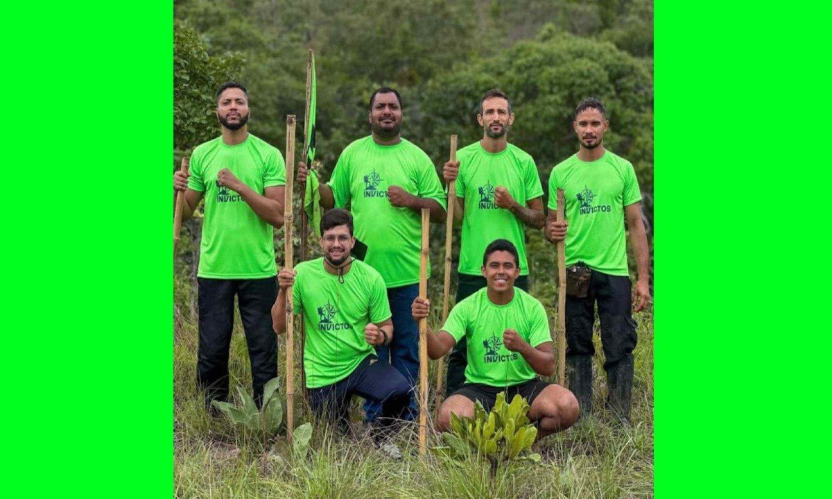 Homens que integram o Invictos Trekking: "A montanha não foi apenas um desafio físico - ela foi um encontro com propósito, coragem e fé" -  (crédito: Reprodução/Instagram/@invictos_trekking)
