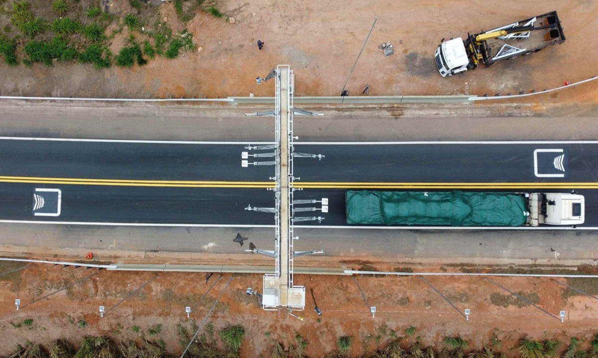 Uma das primeiras intervenções da concessionária foi a instalação do pedágio free-flow, no qual o cidadão não precisa parar em guichês para pagar a tarifa -  (crédito: Leandro Couri/EM/DA.Press)