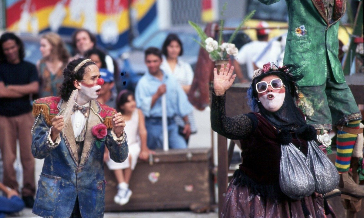 Rodolfo Vaz e Teuda Bara usam roupas e maquiagem que remetem ao circo em cena da pe&ccedil;a Romeu e Julieta, do Grupo Galp&atilde;o
