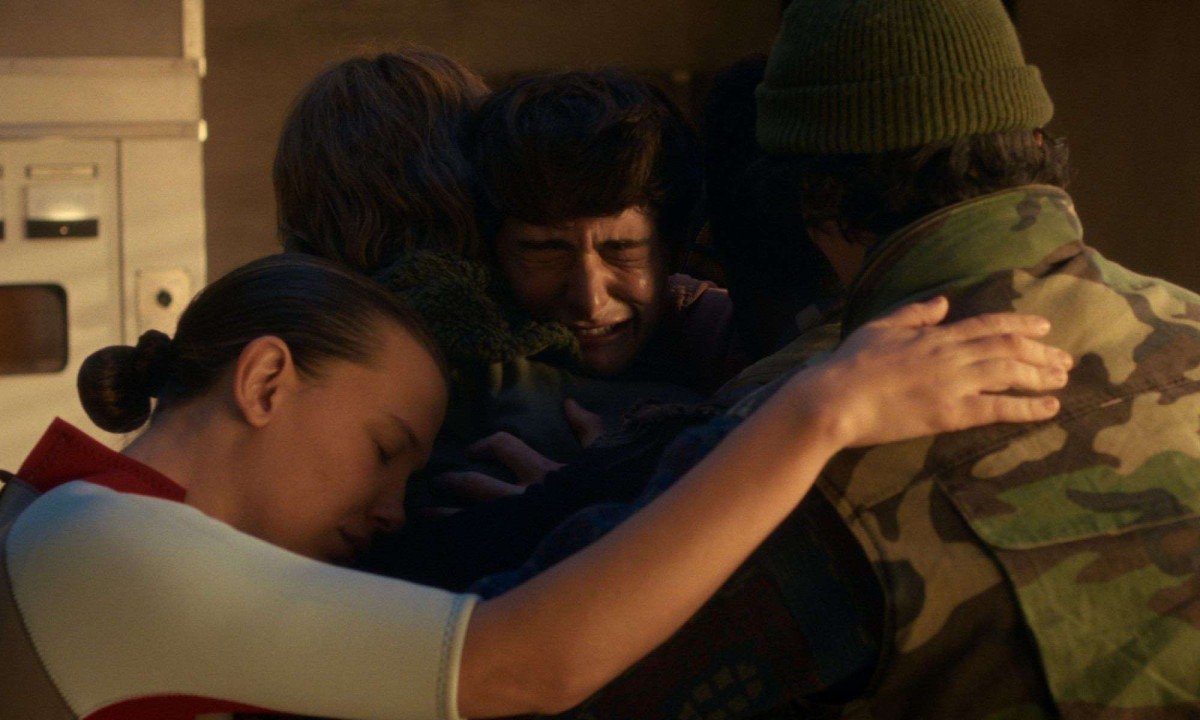 Sensação geral de improviso marcou o último episódio da temporada final de 'Stranger Things'. O grande crime dos Duffer foi o de arremessar pela janela qualquer noção de desenvolvimento dos personagens -  (crédito: Netflix/divulgação)