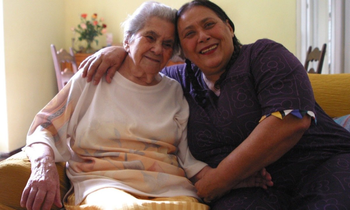 Dona Helena Magalh&atilde;es abra&ccedil;ada com a filha Teuda Bara, em 2003, quando a atriz recebeu convite para trabalhar no Cirque du Soleil, no Canad&aacute;