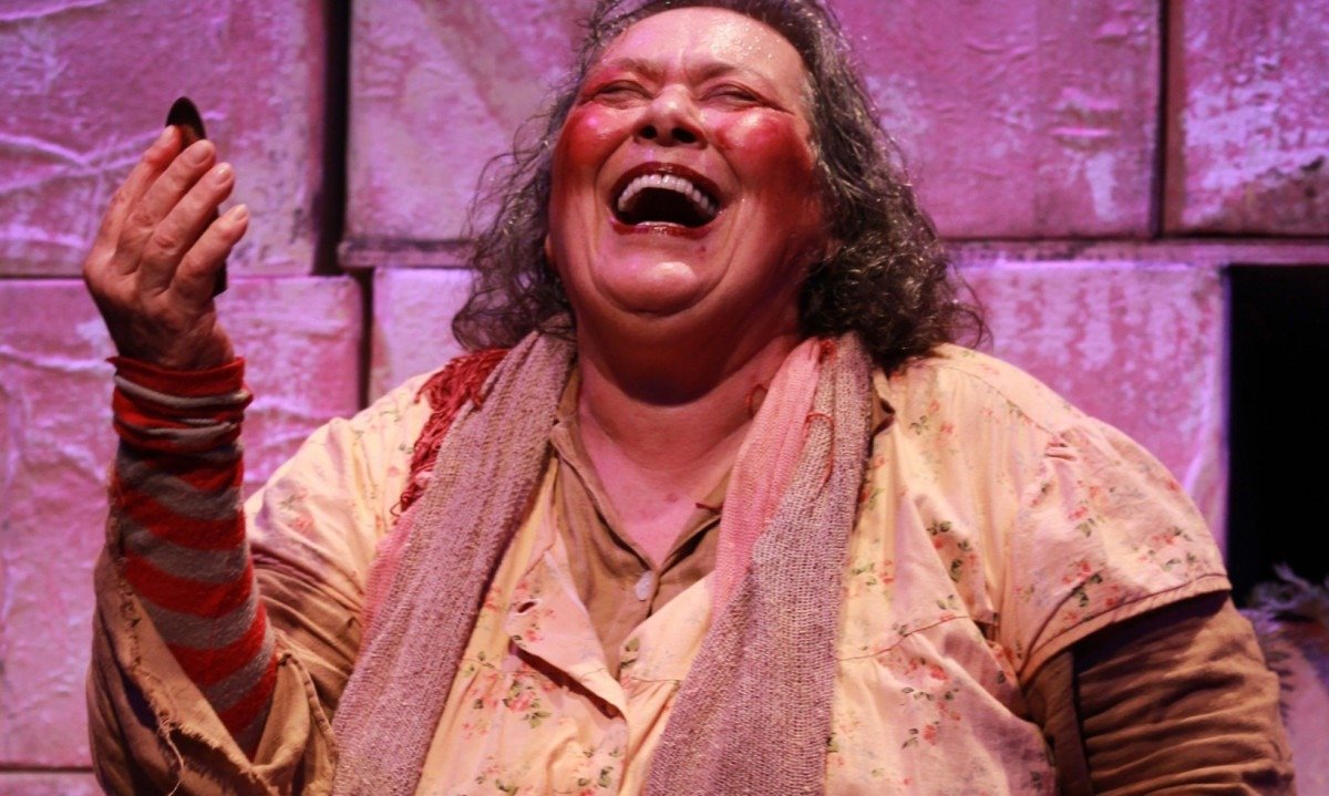 Teuda Bara gargalha em cena de 'Doida', a &uacute;ltima pe&ccedil;a que encenou, sob dire&ccedil;&atilde;o de In&ecirc;s Peixoto