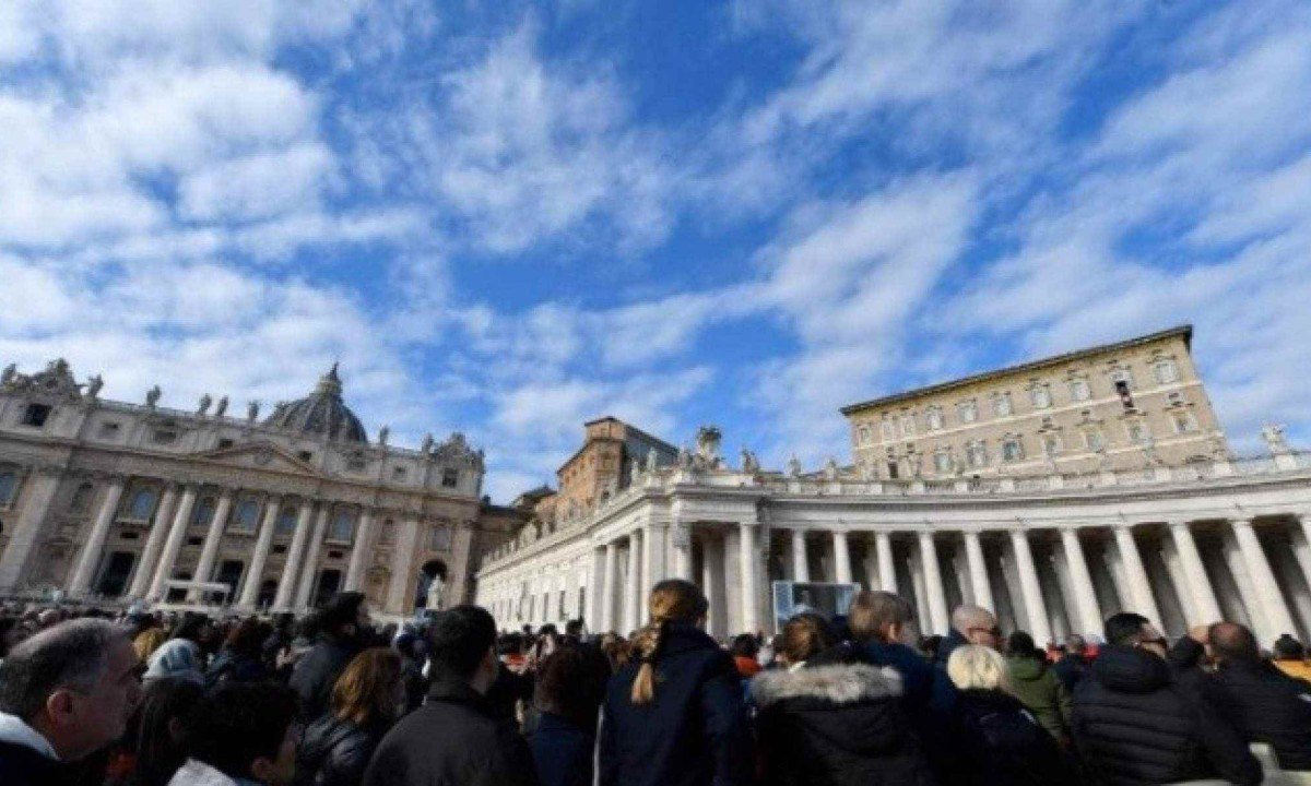 Pra&ccedil;a S&atilde;o Pedro durante o Angelus com Papa Le&atilde;o XIV