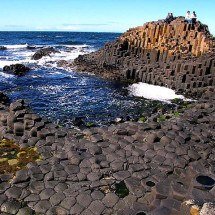 Colunas de basalto formam a impressionante Calçada dos Gigantes na Irlanda do Norte - code poet /Wikimédia Commons