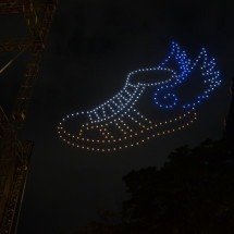 Drones na Virada da Liberdade aproximam pessoas ao olharem para o céu - TÃºlio Santos/EM/D.A Press