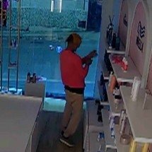 Homem invade loja e experimenta perfumes antes de escolher qual furtar - Reprodução/Rádio 95fm