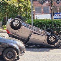 Ano começa com capotamento na Avenida do Contorno, em BH - Jair Amaral/WEM/D. A. Press