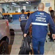 Mulher grávida é presa com 29 celulares furtados na Praia de Copacabana - Reprodução/SBT