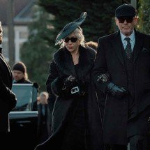 Ellen Mirren e Pierce Brosnan brilham como o casal mafioso Maeve e Conrad Harrigan -  (crédito: Paramount+/divulgação)