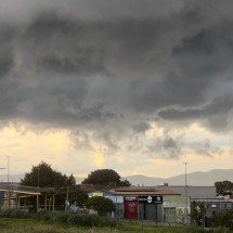 Chove forte em BH no primeiro dia do ano - Edésio Ferreira/EM/D.A Press